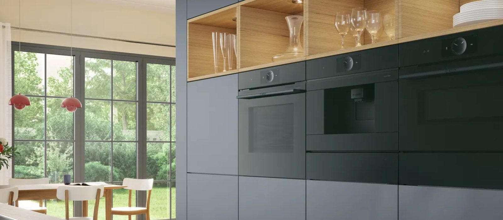 Bosch Hausgeräte in ergonomischer Höhe. Backofen, Dampfgarer und Kaffeevollautomat, hellgraue Küchenfront, offenes Küchenregal mit Beleuchtung, Esstisch und Stühle